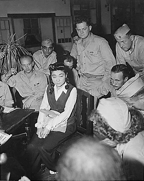 Айва дает интервью журналистам в сентябре 1945 года перед своим арестом американскими оккупационными властями