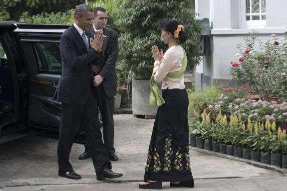 Барак Обама и Аун Сан Су Чжи. Официальная встреча на бирманской земле. Фото: 2012 г.