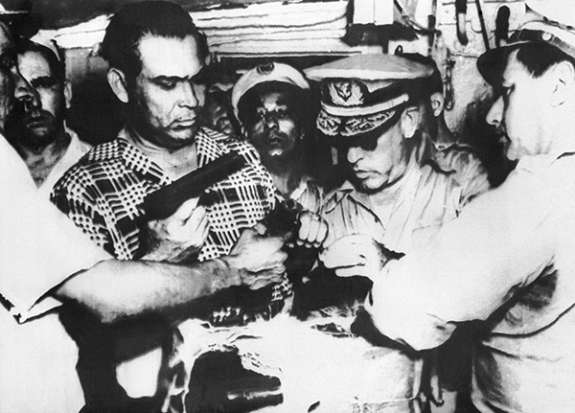 Фульхенсио Батиста (слева) осматривает оружие и боеприпасы, захваченные в Гаване. Фото: 1953 г.