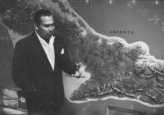 Батиста в марте 1957 у карты гор Сьерра-Маэстра, где были задержана часть повстанцев Фиделя Кастро
