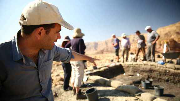 Археолог  Эрез Бен-Йосефом указывает на траншею, раскопанную на Холме рабов