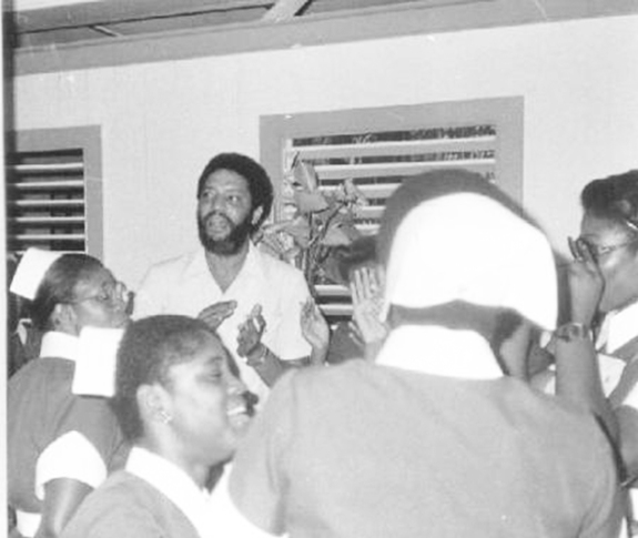 Морис Бишоп на встрече с гренадскими работниками системы здравоохранения. Фото: 1970-е гг.