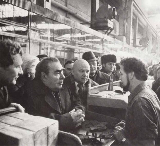Брежнев посещает завод, фото 1978 г.