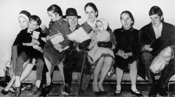 На фото супруги Чаплины и шестеро их детей в 1961 г. Слева направо: Джеральдина, Юджин, Виктория, Чарли Чаплин, Уна О'Нейл, Аннет, Жозефина и Майкл