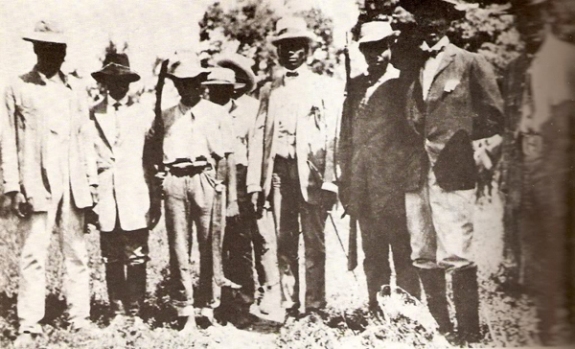 Шарлемань Перальт (в центре, в галстуке-бабочке) с группой гаитянских офицеров. Фото: 1910-е гг.