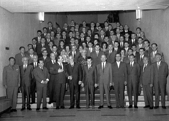 Чаушеску (в центре) с делегацией Муреш-Венгерской АО. Фото: 1965 г.