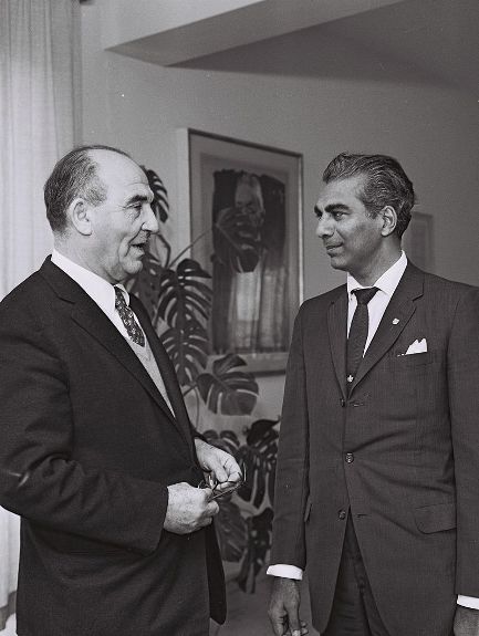 Встреча Чедди Джаган (справа) и Леви Эшколе в ходе официального визита в Израиль. Фото: 12 апреля 1961 г.