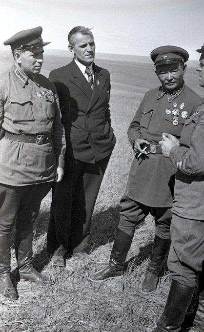 Маршал Монголии Чойбалсан (крайний справа) и комкор Жуков (крайний слева). Халхин-Гол, 1939г.