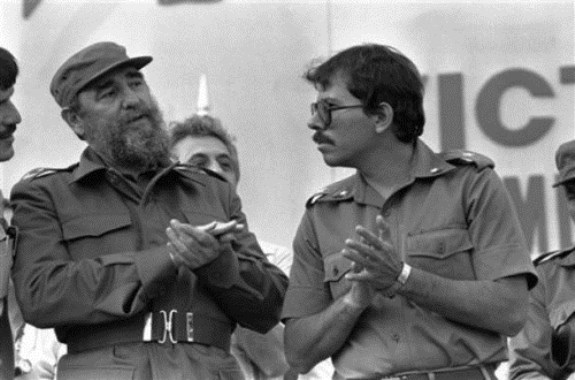 Даниэль Ортега (справа) с Фиделем Кастро