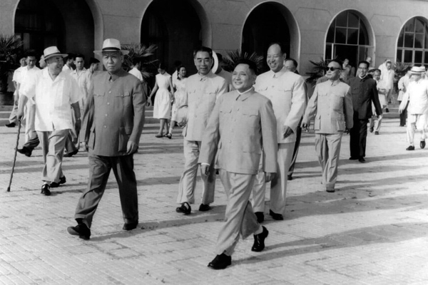 Делегация китайских коммунистов перед вылетом в Москву на XX съезд КПСС, Дэн Сяопин (в центре) и Лю Шаоци (второй слева)