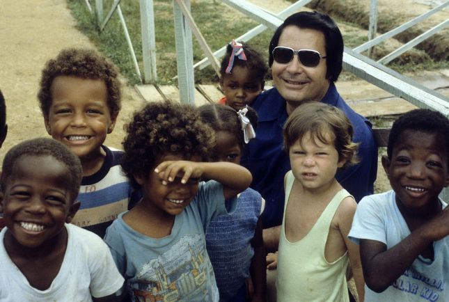 Джим Джонс вместе с детьми из общины Храм Народов, Гайана