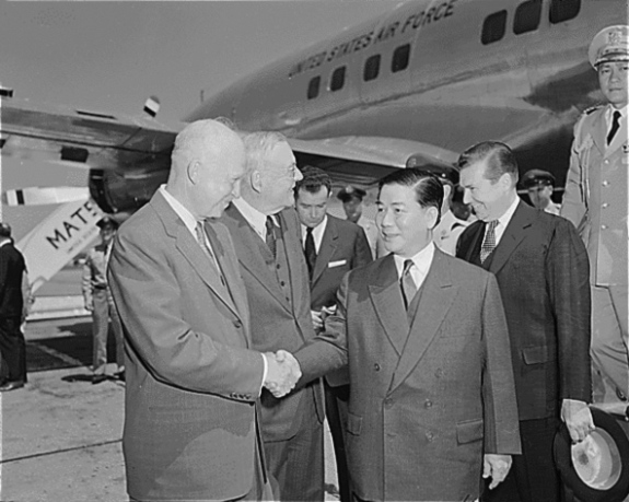 Нго Динь Зьем жмет руку американскому президенту Эйзенхауэру. Аэропорт Нью-Йорка. 8 мая 1957 г.