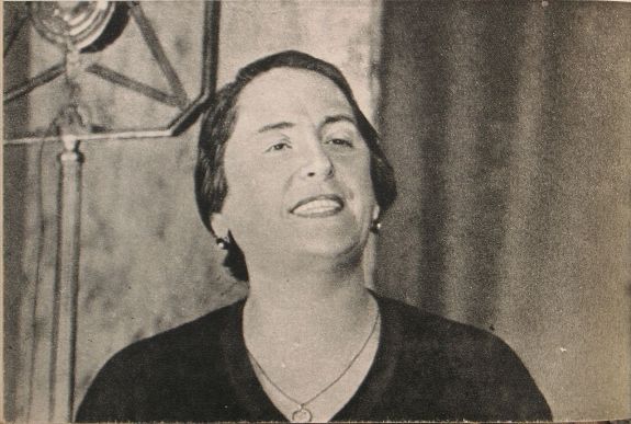 Долорес Ибаррури выступает по радио. Фото: 1936 г. Фотограф М. Кольцов