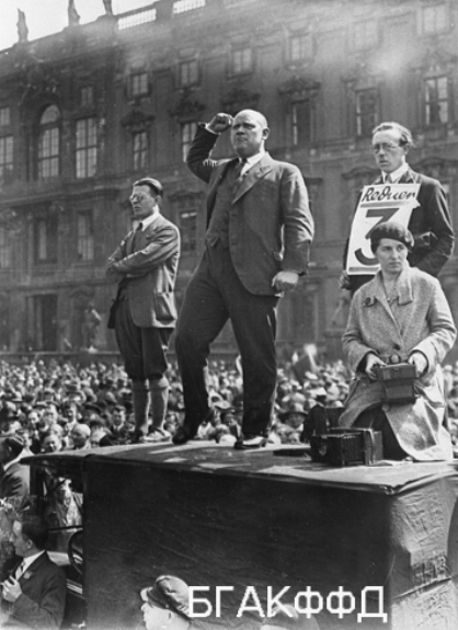 Эрнст Тельман выступает на первомайском митинге рабочих в Берлине. 1 мая 1930 г.