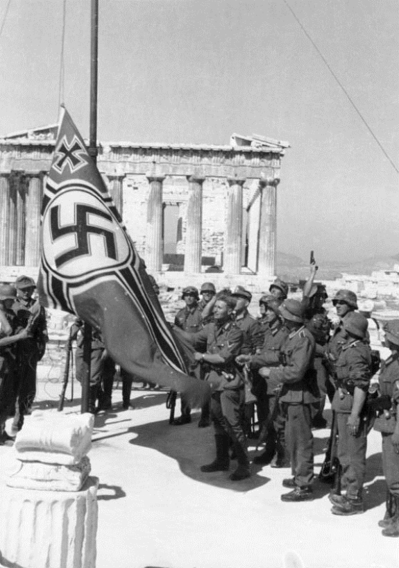 Фашисткий флаг над Афинским Акрополем. Фото: апрель 1941 г.