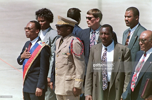 Жан-Бертран Аристид (крайний слева) в аэропорту Порт-о-Пренса. Фото: 15 октября 1994 г.