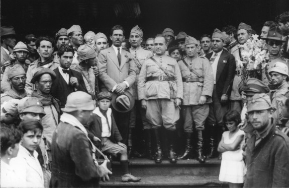 Жетулиу Варгас (в центре) и его сторонники в Итараре, незадолго до прибытия в Рио-де-Жанейро в ходе революции в Бразилии. Фото: 1930 г.