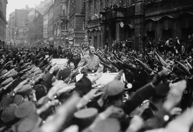 Адольф Гитлер едет по улицам Мюнхена во время празднования 10-летия национал-социалистического движения