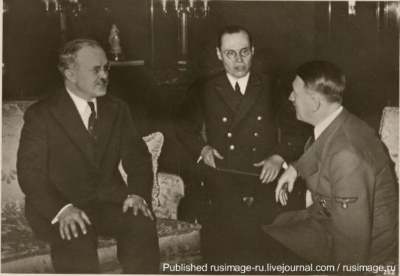 Встреча Гитлера и наркома иностранных дел СССР Молотова, Берлин. Фото: 1939 г.