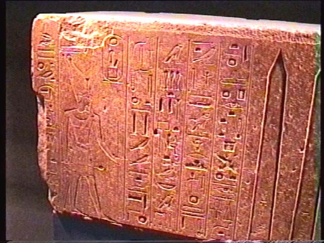 Бог Амон принимает от Хатшепсут два обелиска. Фрагмет барельефа из Красного святилища в Карнаке. Египет