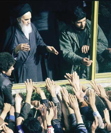 сторонники приветствуют Хомейни