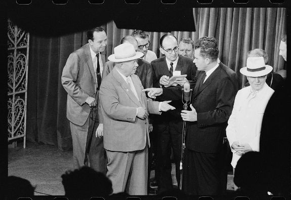Хрущев и Никсон в ходе «кухонных дебатов» на американской выставке, 1959 г.
