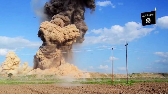 Боевики ИГИЛ взрывают Нимруд. Источник: снимок экрана видео, распространяемого террористами
