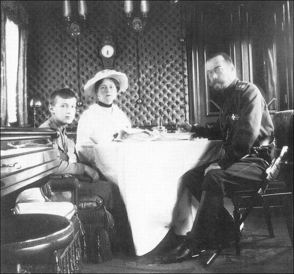 В Императорском вагоне. Николай II, императрица Александра Федоровна и цесаревич Алексей (весна 1916 года)