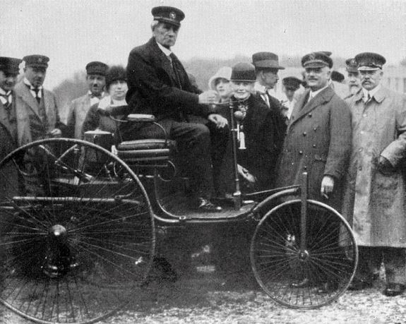 Карл Бенц на первом, изобретенном им же авто. Фото: 1914 г.