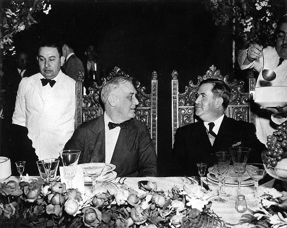 А. Кавачо (справа) обедает с президентом США Ф. Рузвельтом, Монтеррей. Фото: 20 апреля 1943 г.