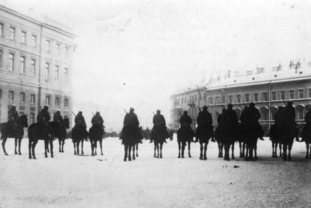 9 января 1905 г. Кавалеристы у Певческого моста задерживают движение шествия к Зимнему дворцу. Фото из ЦГАКФД