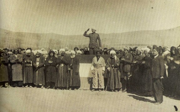 Кази Мухаммед провозглашает Мехабадскую республику, 1946 г.