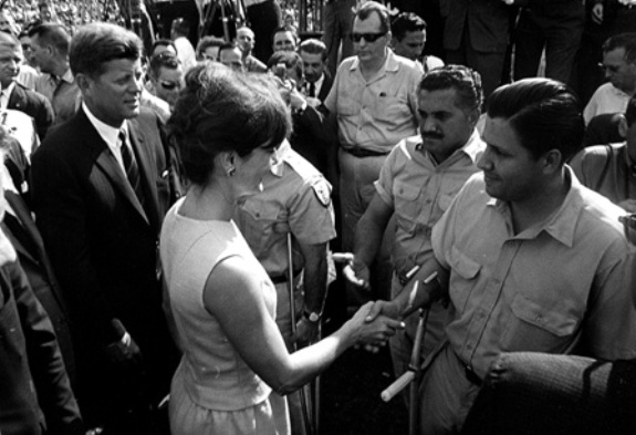Американский президент Д. Кеннеди и его жена Ж. Кеннеди приветствуют участников бригады 2056 на стадионе Орандж боул, Майями, Флорида