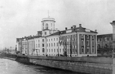 здание Кунсткамеры в Петербурге