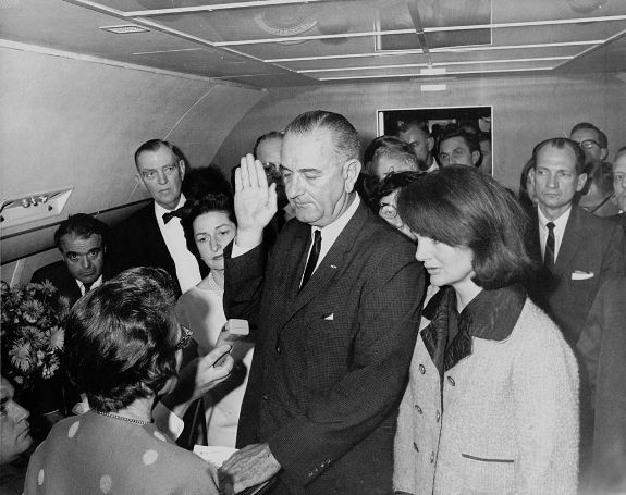 Присяга Джонсона на борту Air Force One в день убийства Кеннеди