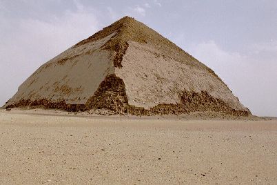 Ломанная пирамида Снофру в Дахшуре XXVI в. до н. э. 