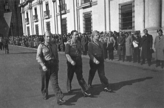 М. Вальехо (крайний слева), Э. Шнаке и С. Альенде на марше перед дворцом Ла Монеда, Сантьяго, Чили. Фото: июнь 1939 г.