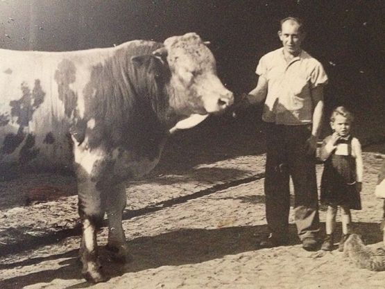 Марго Бахманн со свои отцом на ферме. Недатированный снимок.