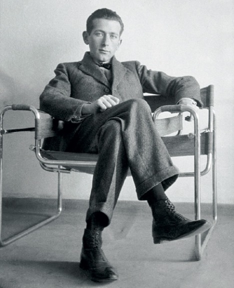 Марсель Бройер, сидящий на созданном им стуле из стальных трубок