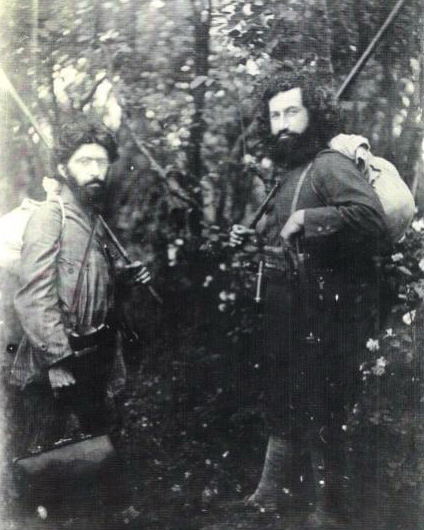 Мирза Кучек-хан и его соратник, доктор Хешмат. Фото 1920 г.