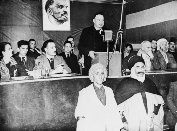 Морис Торез на собрании в Алжире выступает за самоопределение алжирского народа. Фото: 1939 г.
