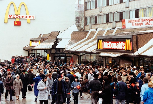 Москва 90-х годов. Очередь в Макдональдс