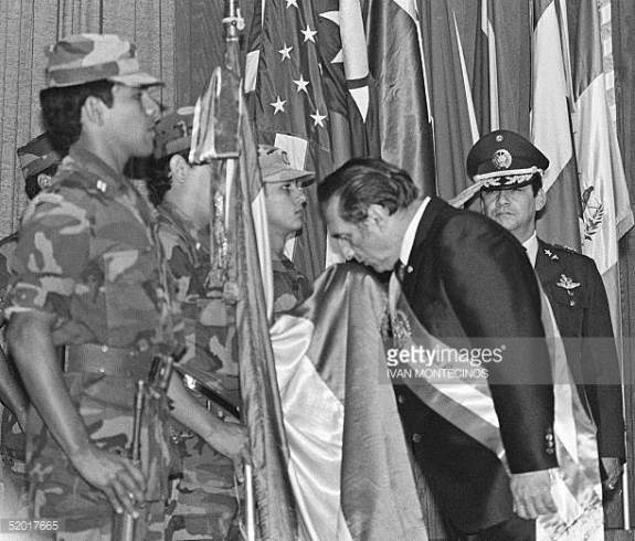 Н. Дуарте целует флаг Сальвадора во время собственной инаугурации