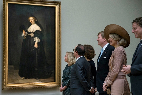 Франсуа Олланд и нидерландская королевская чета в Лувре перед картиной Рембрандта. ETIENNE LAURENT / POOL / AFP