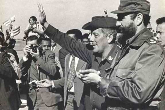 Омар Торрихос (слева) и Фидель Кастро