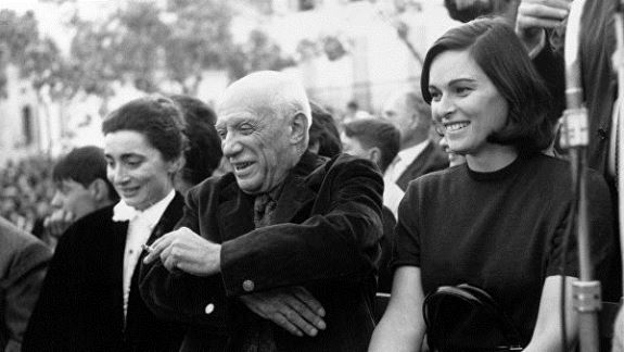 Пабло Пикассо с женой Жаклин и Лючия Бозе