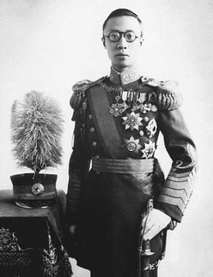 Пу И в маньчжурской военной форме. Официальное фото в должности Верховного правителя Маньчжоу-го. 12 июля 1932 г.