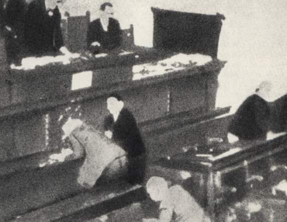 Пуниша Рачич стреляет в депутатов на Национальной Ассамблее в представителей Хорватской крестьянской партии. Фото: 8 августа 1928 г.