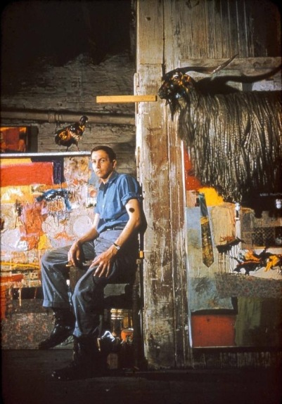 Раушенберг в нью-йоркской студии в 1955 г. На переднем плане первый вариант Монограммы