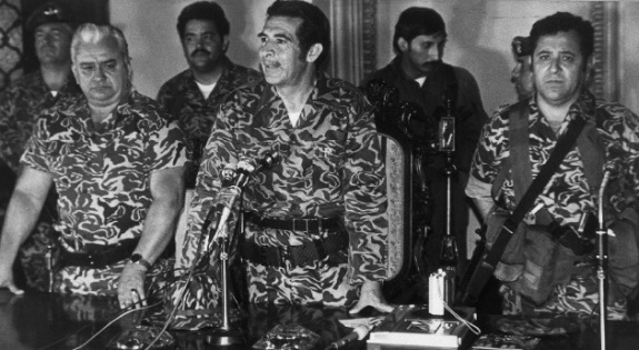 Генерал Риос Монтт (в центре) объявляет о военном перевороте. Гватемала. 23 марта 1982 г. Фото Bettman/Corbis
